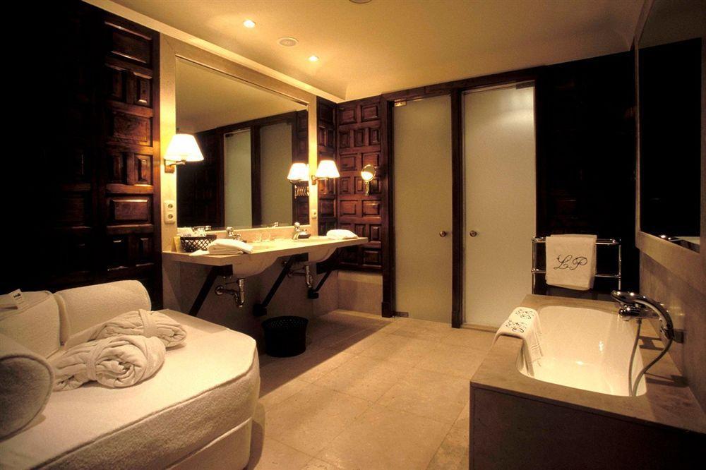 Landa Hotel Burgo Værelse billede A bathroom at the Mandarin Oriental, Bangkok