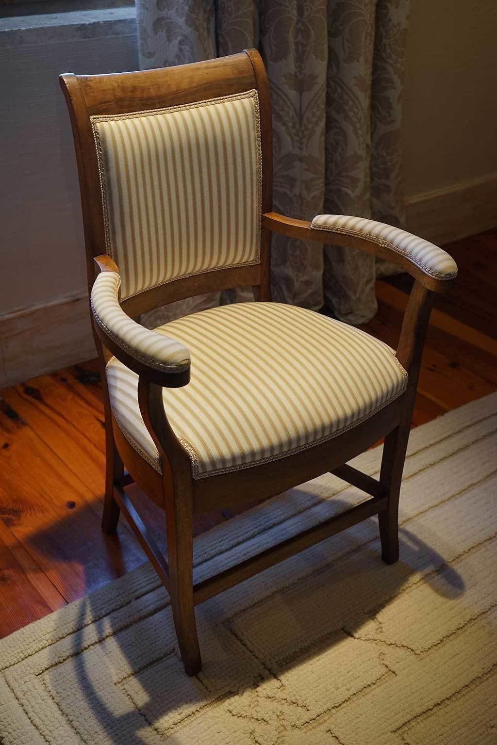 Landa Hotel Burgo Eksteriør billede A chair with a striped seat