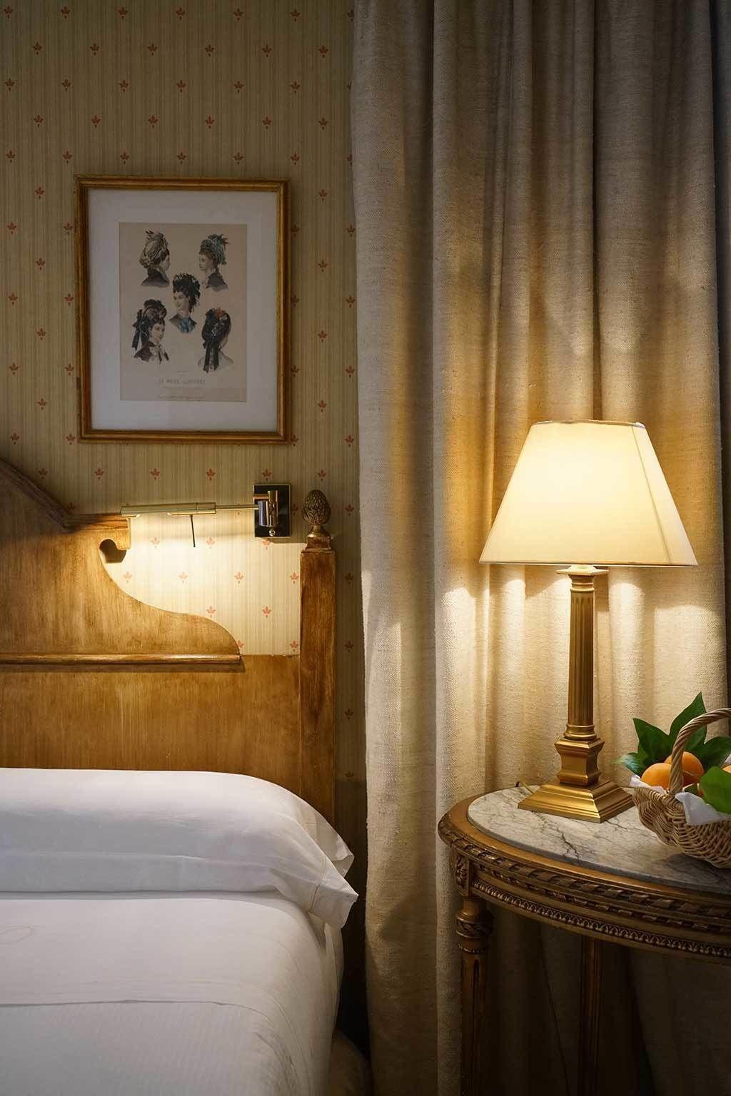 Landa Hotel Burgo Eksteriør billede A table lamp