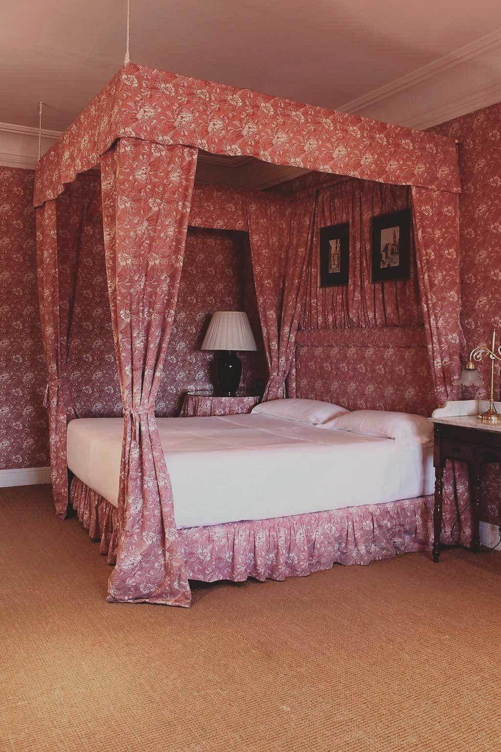 Landa Hotel Burgo Eksteriør billede A bed with a bed skirt