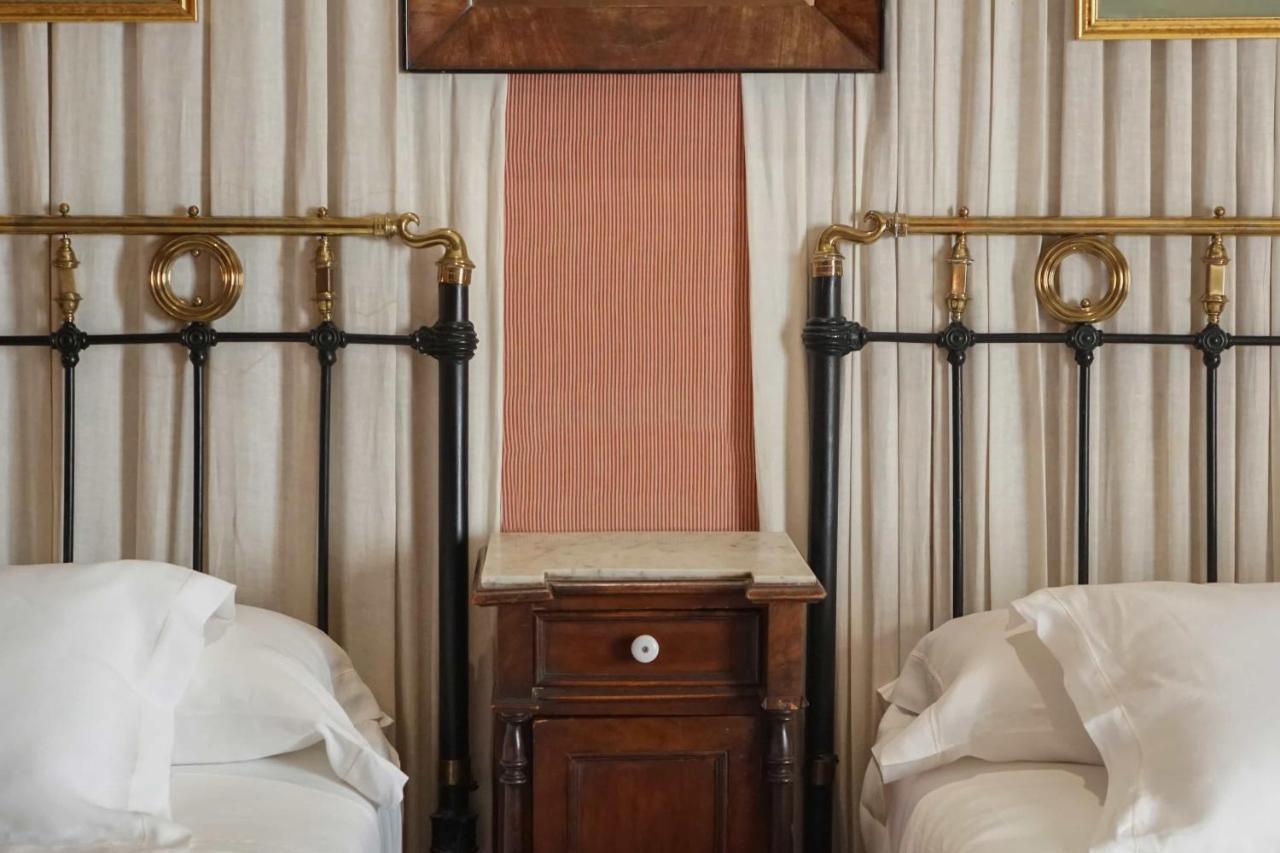 Landa Hotel Burgo Eksteriør billede A nightstand