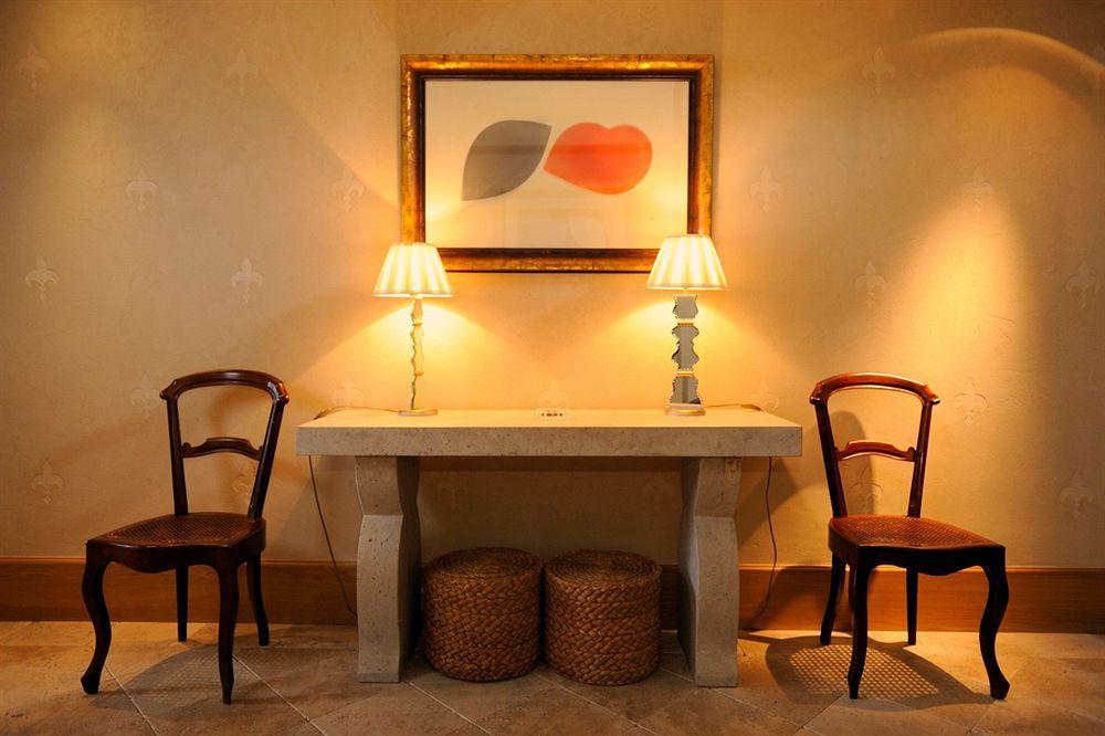 Landa Hotel Burgo Eksteriør billede A table and chairs