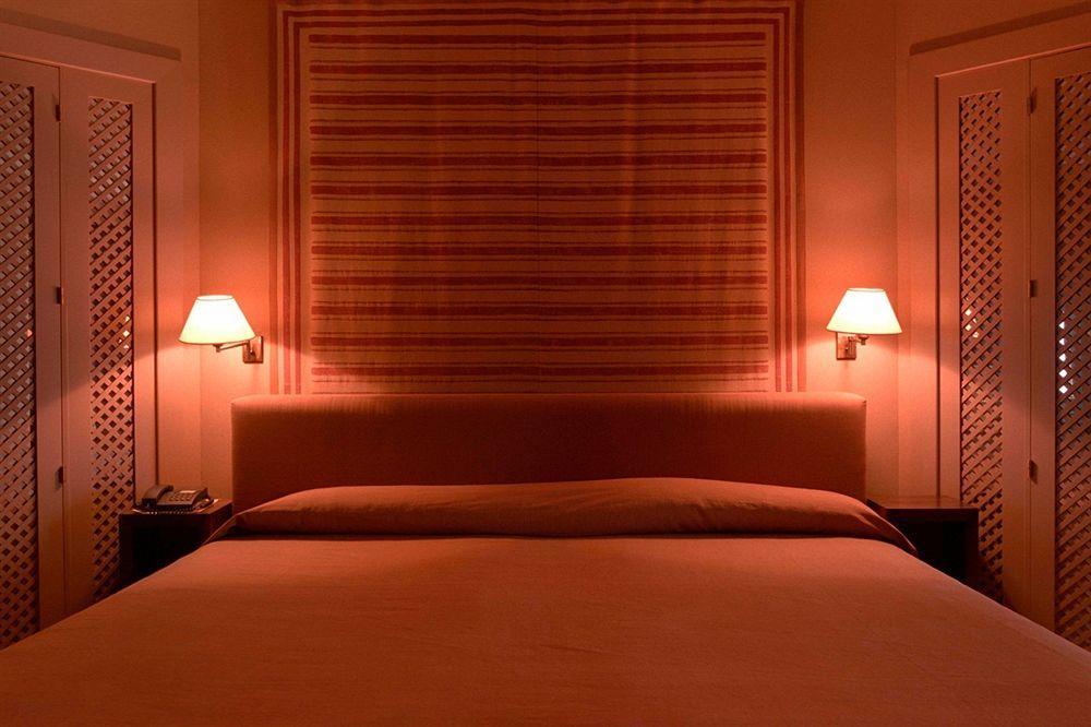 Landa Hotel Burgo Eksteriør billede A bedroom at the Taj Mahal Palace