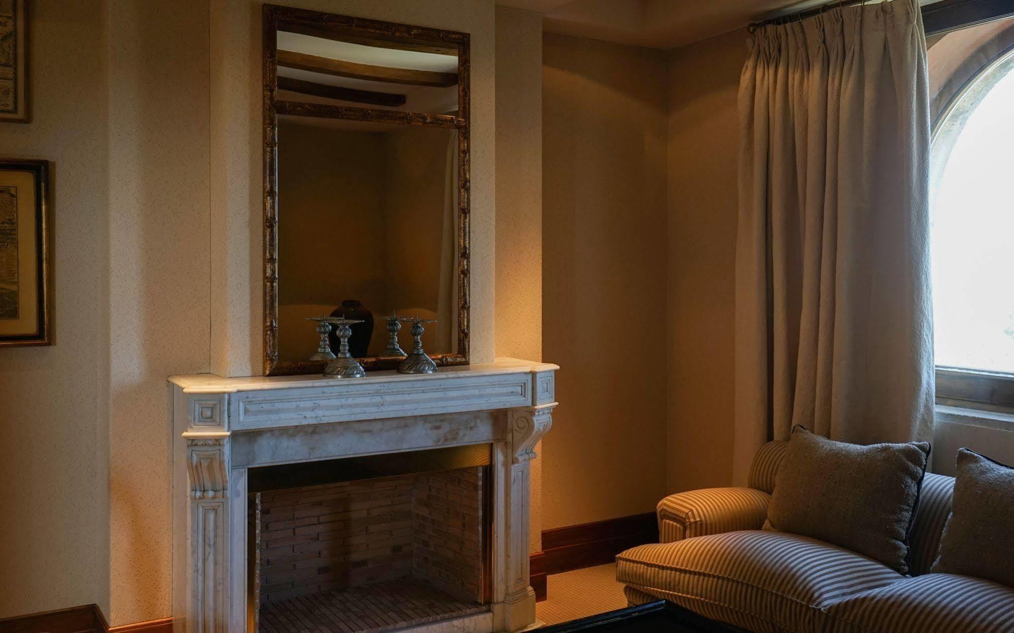 Landa Hotel Burgo Eksteriør billede A fireplace in a hotel room