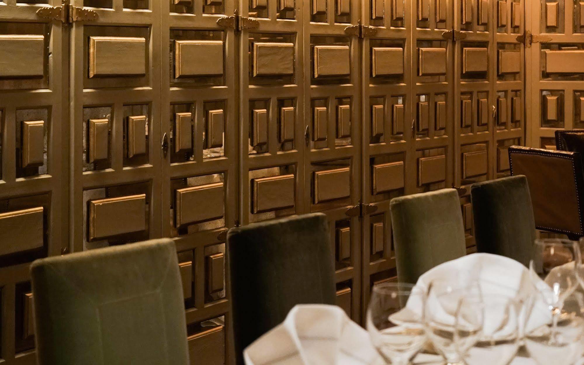 Landa Hotel Burgo Eksteriør billede Gold bars in a bank vault